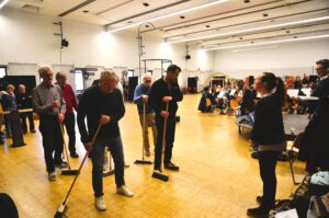 Gersende Michel règle les mouvements des figurants