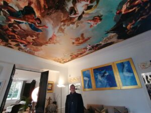 Le salon Hermès avec sa reproduction de peinture au plafond