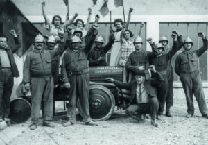 Une manifestation des pompiers de l'usine en 1936 Photo Larivière