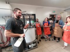 C’est en brassant que l’on devient brasseur Alexandre Tardieux accueille les stagiaires dans sa brasserie où il faut apprendre à brasser