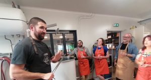 C’est en brassant que l’on devient brasseur Alexandre Tardieux accueille les stagiaires dans sa brasserie où il faut apprendre à brasser