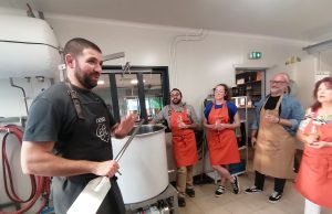 C’est en brassant que l’on devient brasseur Alexandre Tardieux accueille les stagiaires dans sa brasserie où il faut apprendre à brasser