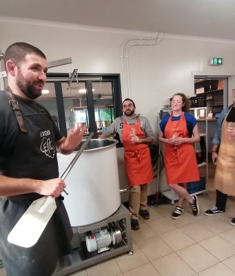 C’est en brassant que l’on devient brasseur Alexandre Tardieux accueille les stagiaires dans sa brasserie où il faut apprendre à brasser