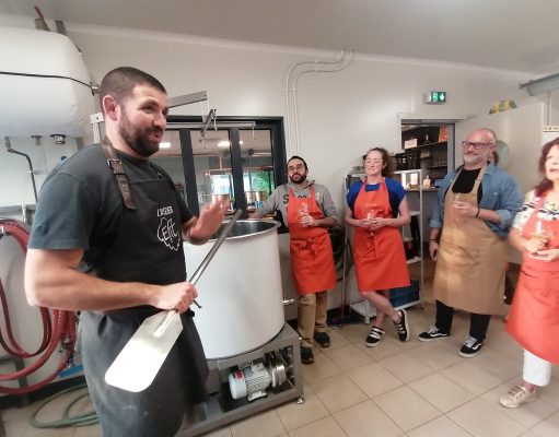 C’est en brassant que l’on devient brasseur Alexandre Tardieux accueille les stagiaires dans sa brasserie où il faut apprendre à brasser