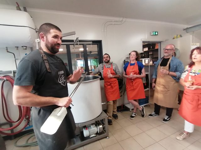 Alexandre Tardieux accueille les stagiaires dans sa brasserie où il faut apprendre à brasser