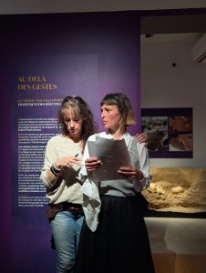Ambre Lorgeoux en pleine préparation dans le musée © Eclats de rêves