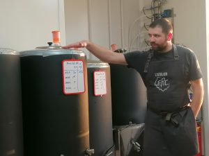 La fabrication en quantité se passe dans des cuves
