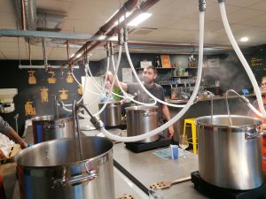 La transformation du mélange pour créer la bière passe par tout un réseau de tuyaux