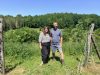 Ferme du Séchoir, le goût d’une nouvelle vie Laure et Thomas devant le terrain où ils cultivent les aromates @Isabelle BF