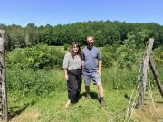 Ferme du Séchoir, le goût d’une nouvelle vie Laure et Thomas devant le terrain où ils cultivent les aromates @Isabelle BF
