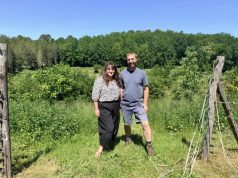 Ferme du Séchoir, le goût d’une nouvelle vie Laure et Thomas devant le terrain où ils cultivent les aromates @Isabelle BF