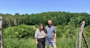 Ferme du Séchoir, le goût d’une nouvelle vie Laure et Thomas devant le terrain où ils cultivent les aromates @Isabelle BF