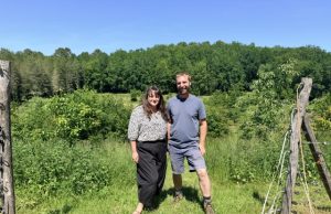 Ferme du Séchoir, le goût d’une nouvelle vie Laure et Thomas devant le terrain où ils cultivent les aromates @Isabelle BF