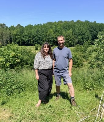 Ferme du Séchoir, le goût d’une nouvelle vie Laure et Thomas devant le terrain où ils cultivent les aromates @Isabelle BF
