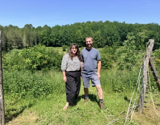 Ferme du Séchoir, le goût d’une nouvelle vie Laure et Thomas devant le terrain où ils cultivent les aromates @Isabelle BF