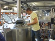 Y’a pas que de la fraise dedans Le brassage dans les cuves est la première étape