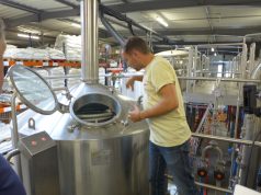 Y’a pas que de la fraise dedans Le brassage dans les cuves est la première étape