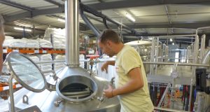 Y’a pas que de la fraise dedans Le brassage dans les cuves est la première étape