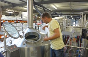Y’a pas que de la fraise dedans Le brassage dans les cuves est la première étape