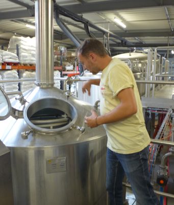 Y’a pas que de la fraise dedans Le brassage dans les cuves est la première étape