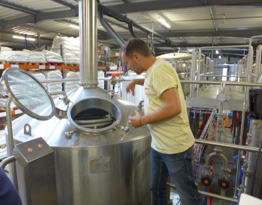 Y’a pas que de la fraise dedans Le brassage dans les cuves est la première étape