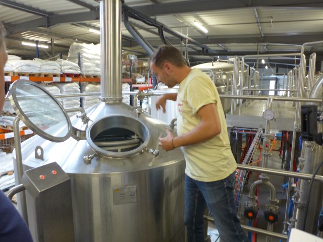 Le brassage dans les cuves est la première étape Le brassage dans les cuves est la première étape