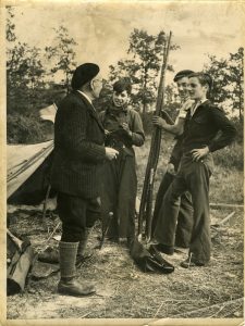 Le campement installé après la découverte autour de la grotte Photo fonds Laval