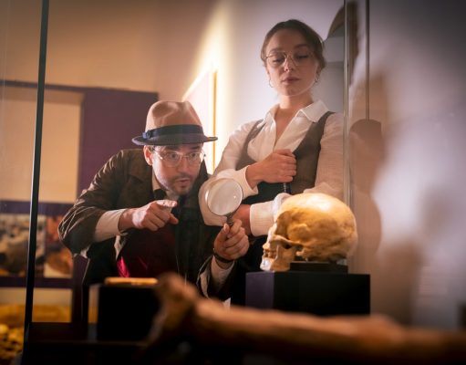 Le patrimoine est un terrain de jeu fabuleux Le spectacle immersif dans le musée avec des comédiens © Photo Maxime Villaeys - Musée national de Préhistoire