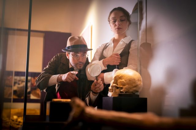 Le spectacle immersif dans le musée avec des comédiens © Photo Maxime Villaeys - Musée national de Préhistoire Le spectacle immersif dans le musée avec des comédiens © Photo Maxime Villaeys - Musée national de Préhistoire