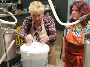 Les petites cuvées des stagiaires fermentent dans de petits récipients