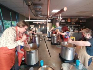 Les stagiaires son équipés d'un tablier et d'une large spatule