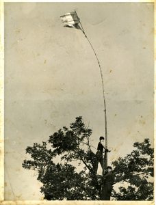 Un drapeau tricolore installé par Marcel Ravidat Photo fonds Laval