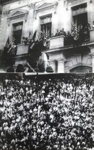 Son grand-père André Malvault, le jour de la libération de Paris (25 août 1944) sur le balcon, au milieu à droite © Patrice Rolli