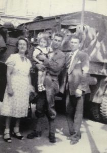 son grand-père André malvault le jour de la libération de Paris le 25 août 1944 où il retrouve ses parents