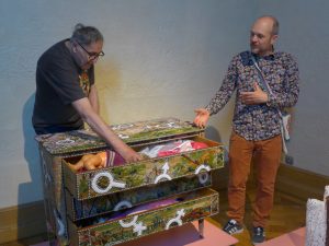 Des artistes ont créé pour donner une autre vie à des vieux meubles