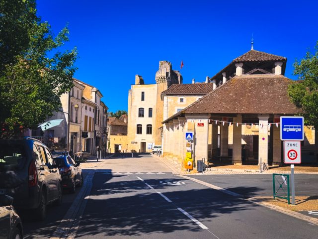 À Villamblard, en face de la halle : les Frangines