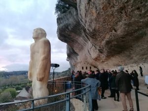 Aux Eyzies l'homme primitif regardera passer le tour