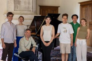 Le groupe des pianistes de la masterclass 2026 ©Ad Manaurem