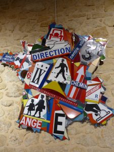 L'une de ses fameuses cartes réalisées avec d'anciens panneaux routiers