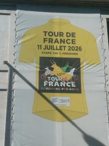 Partout la déco du Tour de France avec ses taureaux de Lascaux à roulettes