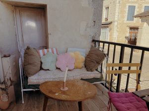 Petit coin cosy sur la terrasse des Frangines