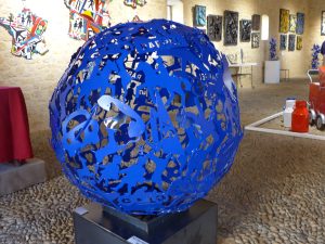 Une sculpture de pictogrammes