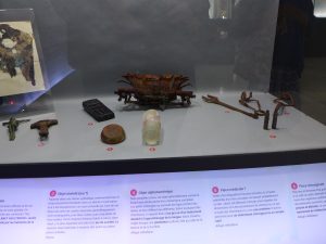 Des vestiges disparates issus de fouilles aux interprétations imaginées par des archéologues du futur