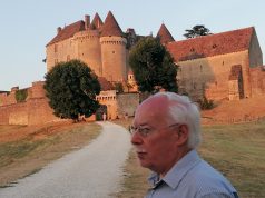 Les réalités de la vie de château Jean-Luc Delautre propriétaire devant le château de Fénelon