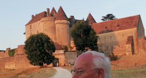 Les réalités de la vie de château Jean-Luc Delautre propriétaire devant le château de Fénelon