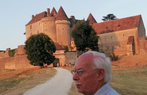 Les réalités de la vie de château Jean-Luc Delautre propriétaire devant le château de Fénelon