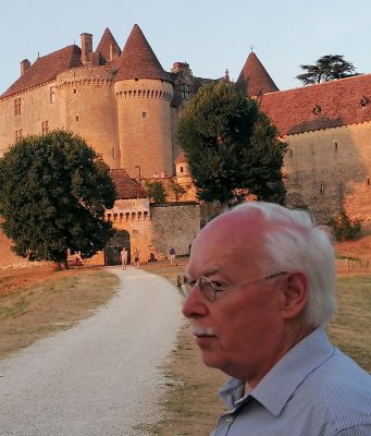 Les réalités de la vie de château Jean-Luc Delautre propriétaire devant le château de Fénelon