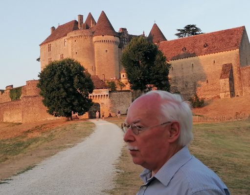 Les réalités de la vie de château Jean-Luc Delautre propriétaire devant le château de Fénelon