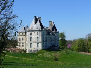 Le château de Fayolle avec des visites thématiques et ses spectacles