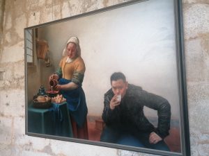 Le peintre Päng Maokun c'est invité dans le talbeau de la Laitière de Vermeer